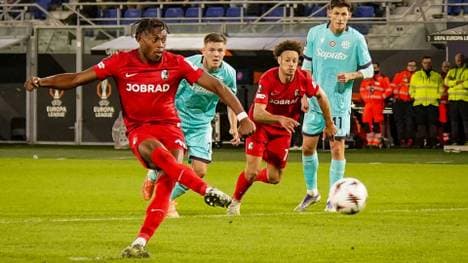 Junior Adamu beim Ausgleichstreffer per Handelfmeter