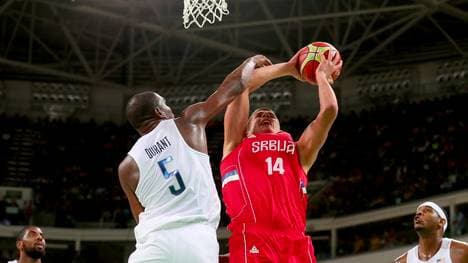 Nikola Jokic (r.) stellte die USA vor große Probleme