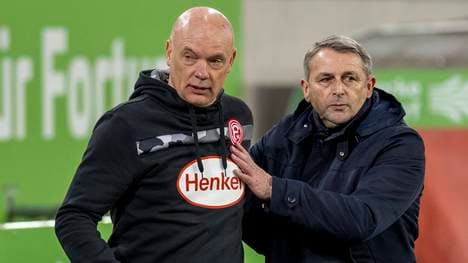 Vorstand Klaus Allofs im Gespräch mit Trainer Uwe Rösler