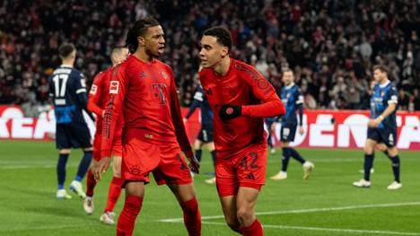 Michael Olise (l.) feiert mit dem Torschützen Jamal Musiala