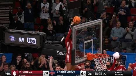 Die Cheerleaderin holte den Ball runter