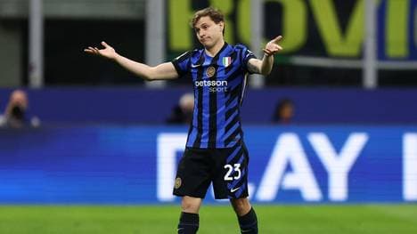 Nur mit einem Sieg kann Inter Mailand (im Bild: N. Barella) gegen Como noch die Chance auf die Meisterschaft wahren.