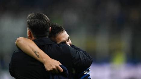 Lautaro Martinez (r.) feiert Inters Finaleinzug mit Javier Zanetti (l.)