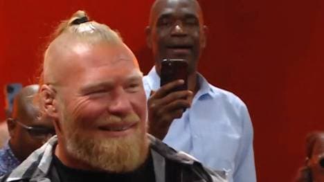 Bei Brock Lesnars Auftritt bei WWE SmackDown knipste auch Dikembe Mutombo ein Andenken
