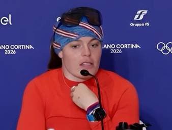 Lindsey Vonn stürzt bei ihrem Lauf schwer und wird per Hubschrauber abtransportiert. Ihre Teamkollegin und Goldmedaillengewinnerin zeigt sich tief betroffen und bekundet ihr Mitgefühl.