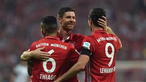 Xabi Alonso (M.) und Robert Lewandowski spielten von 2014 bis 2017 zusammen beim FC Bayern