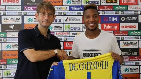 Jonathan de Guzman läuft künftig mit der "1" auf