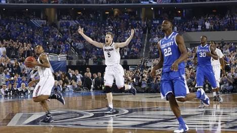 Niels Giffey (m.) jubelt 2014 über seinen zweiten Collegetitel