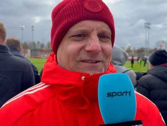 Während des öffentlichen Trainings blicken die Bayern-Fans auf die Fußball-Weltmeisterschaft und diskutieren über eine mögliche WM-Teilnahme von Lennart Karl.