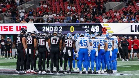 Spieler der Atlanta Falcons und Detroit Lions beten gemeinsam für Morice Norris