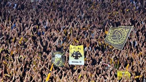 Fans von AEK Athen stürmten den Platz