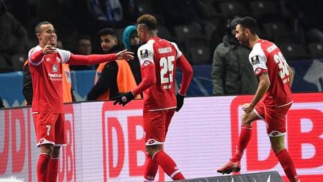 Robin Quaison (l.) schnürte seinen ersten Doppelpack in der Bundesliga