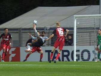 Vorjahresfinalist Eintracht Frankfurt hat die zweite Hürde auf dem erneuten Weg in Richtung Berlin glanzlos genommen. Gegen Drittligist Viktoria Köln stellt Skhiri früh die Weichen.