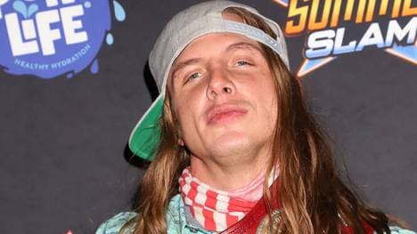 Matt Riddle erhebt schwere Vorwürfe gegen einen Flughafenpolizisten