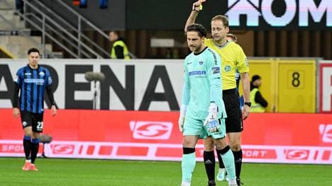 Paderborn-Torwart Jannik Huth wurde bereits in der 8. Minute zum Duschen geschickt