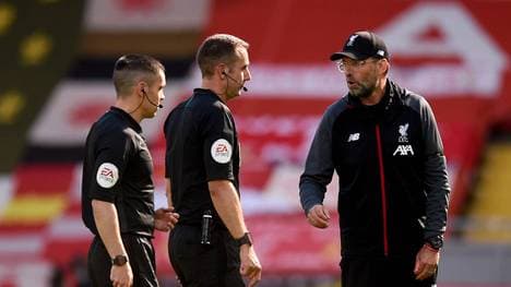 David Coote (m.) hetzt gegen Jürgen Klopp (r.)
