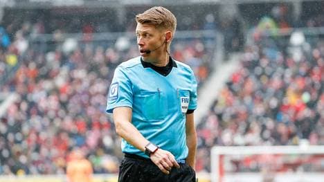 Schiedsrichter Christian Dingert erlebte nicht zum ersten Mal eine Wechsel-Panne