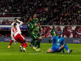 Krasser Torwartpatzer hilft RB