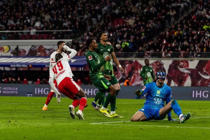 Krasser Torwartpatzer hilft RB