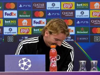 Auf der Pressekonferenz vor dem Champions-League-Spiel gegen Leverkusen wird Newcastles Nick Woltemade eine Frage zu seinem Privatleben gestellt - plötzlich wirkte der Stürmer ziemlich verlegen. 