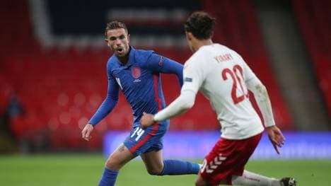Jordan Henderson (l.) fehlt den Three Lions gegen Island