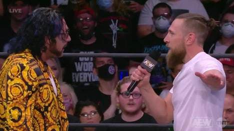 AEW-Champion Kenny Omega (l.) und Bryan Danielson stehen sie bei AEW Dynamite gegenüber