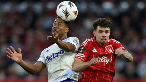 Kopfballduell im englischen Halbfinale