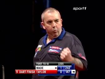 Ein Moment für die Ewigkeit! Im Finale der Premier League 2010 schreibt Phil Taylor Geschichte: In nur einem Match wirft er zwei 9-Darter.