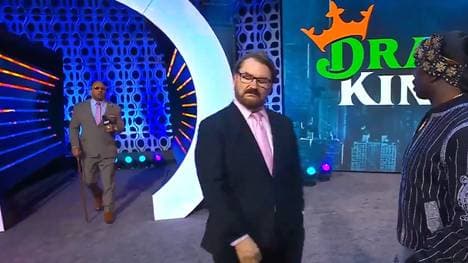 MVP überraschte bei AEW Grand Slam Kommentator Tony Schiavone (M.) und Prince Nana