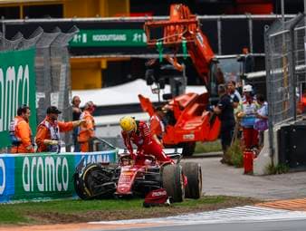 Oscar Piastri hat den Großen Preis der Niederlande gewonnen. Der Führende der Gesamtwertung profitiert auch vom Ausfall seines ärgsten Verfolgers Lando Norris. Die Ferrari-Piloten Lewis Hamilton und Charles Leclerc erleben hingegen ein Fiasko.