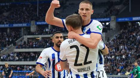 Palko Dardai, Marten Winkler und Aymen Barkok bejubeln ein Hertha-Tor