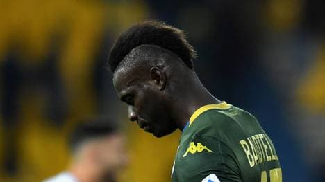 Mario Balotelli ist nach seinem Platzverweis im Ligaspiel gegen Cagliari Calcio für zwei Ligaspiele gesperrt worden