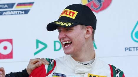 Mick Schumacher schnürt die Fußballschuhe beim "Champions for Charity"-Spiel LIVE auf SPORT1 