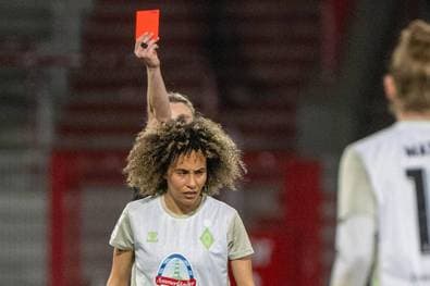Diese Rote Karte sorgt für Kopfschütteln