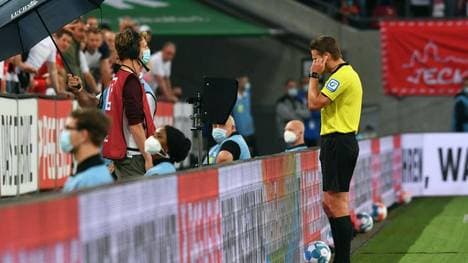 Felix Brych schaut sich eine Szene auf dem Monitor an