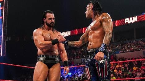 Damian Priest (r.) pinnte bei WWE RAW Drew McIntyre