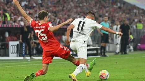 Hannes Wolf im Duell mit Thomas Müller