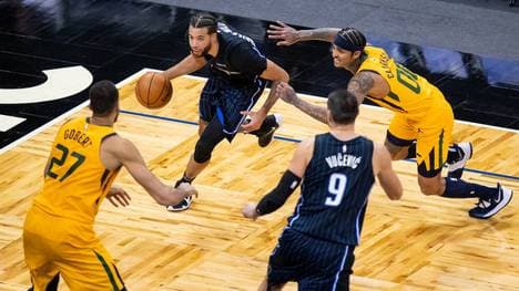 Michael Carter-Williams (Hintergrund) spielte in der NBA zuletzt für die Orlando Magic