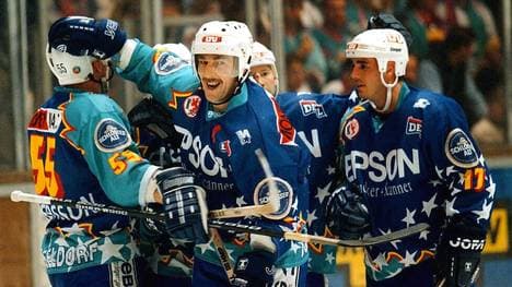 Dieter Hegen (M.) feierte sowohl mit den Kölner Haien als auch der Düsseldorfer EG Erfolge