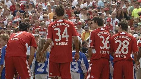 Stephan Fürstner (2.v.r.) und Sandro Wagner (2.v.l.) spielten zusammen bei Bayern