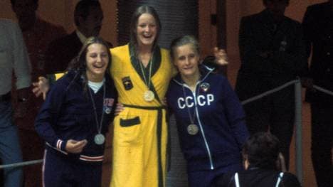 Beverley Whitfield (M.) bei der Siegerehrung nach ihrem Olympia-Gold in München