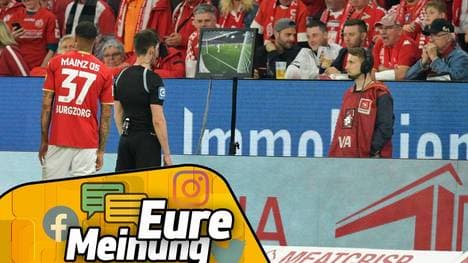 Schiedsrichter Matthias Jöllenbeck in der Mainzer Review-Area, ehe er Foulelfmeter für Schalke 04 pfeift