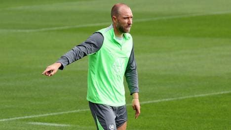 Eriksen sitzt zunächst auf der Bank