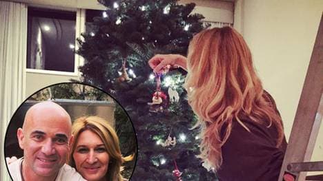 Mit einer Leiter ausgerüstet schreitet Steffi Graf zur Tat.