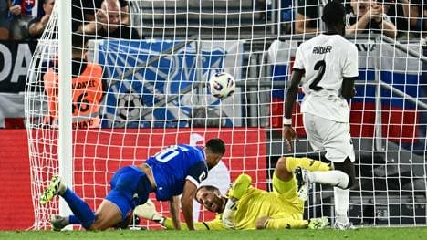 Hancko (l.) traf vor der Pause, Rüdiger schaut zu