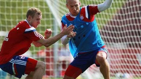 Arjen Robben mti seiner Manschette im Zweikampf mit Sebastian Rode