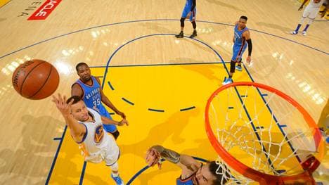 Steph Curry (l.) war von Oklahoma in Spiel fünf nur selten zu stoppen