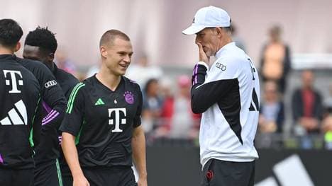 Bayern-Trainer Thomas Tuchel (r.) im Gespräch mit Joshua Kimmich