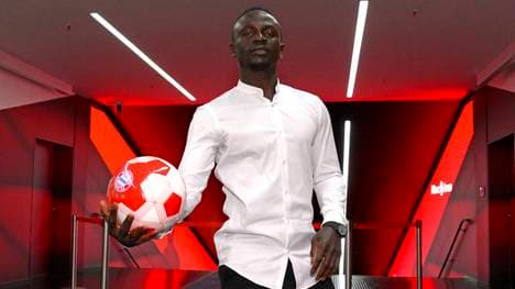 Sadio Mané posiert bei seiner Bayern-Vorstellung im Spielertunnel der Allianz Arena