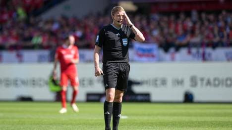 Schiedsrichter Schröder beim Spiel in Heidenheim